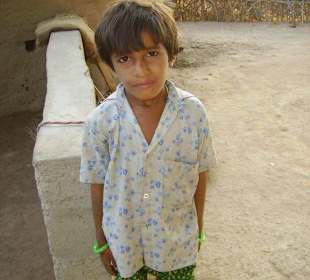 Ein Junge im Dorf