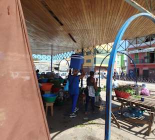 Obst- und Gemüsestand am Rande des Platzes