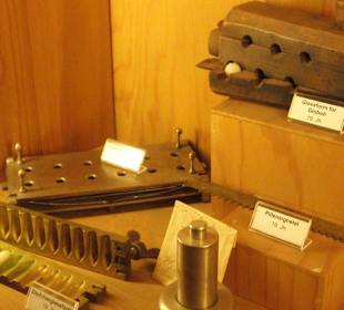 Geräte zur Herstellung von Zäpfchen , Pillen etc.