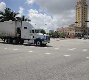 Miami-ciezarowka jadaca do portu