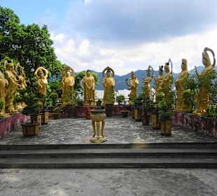 Der gesamte, steile Weg ist von Buddhas gesäumt
