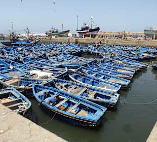 Viele Fischerbooten liegen im Hafen