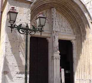 Der kleine Eingang zur Kirche