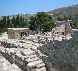 Knossos mit Landschaft im Hintergrund