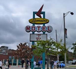 Das Hotel-Hinweisschild vor dem Hotel