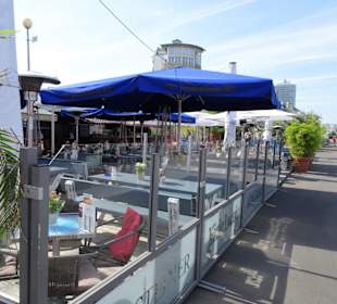 Spaziergang über die Rheinuferpromenade Düsseldorf