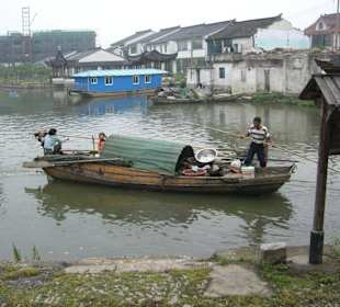 Familie die auf dem Boot wohnt