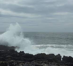 Boca do Inferno Wellen schlagen an die Felsküste