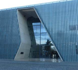 Am Denkmal: Museum der Geschichte polnischen Juden