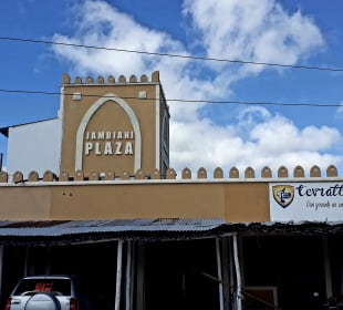 Jambiani Plaza mit Supermarkt