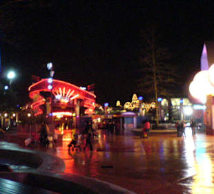 Disney-Village bei Nacht