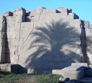 Tempelmauer in der Abendsonne