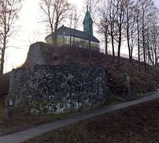 Ehemalige Burganlage mit Kirche