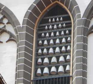 Frauenkirche: das Glockenspiel am Turm
