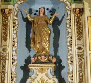 Die heilige Maria im Zentrum des Hochaltars