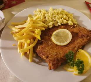Cordon bleu, Pommes u. Salat, 12,50 €