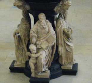 Ss. Cosmae et Damiani - Taufbecken / Sockel