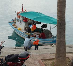 Fischer vom Angeln im Hafen