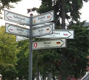 Wegweiser Europa im Park gegenüber dem Rathaus