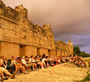 Warten auf die Lightshow in den Maya-Ruinen