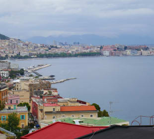 Blick auf Neapel mit dem Hafen