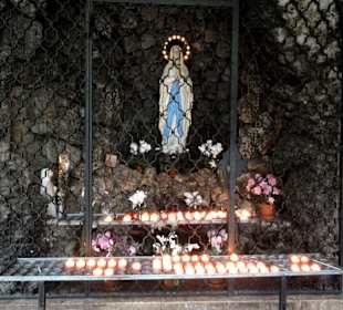 Im Innenhof der Kirche