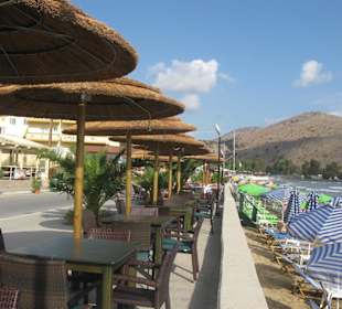 Strand-Promenade mit Cafes