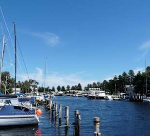 Malerische Boote am Fluss