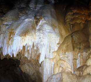 Kalksteinwasserfall- Belaer Tropfsteinhöhle