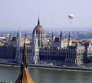Blick von der Fischerbastei auf das Parlamentsgebä