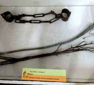 Peitschen und Fesseln für Sklaven