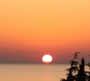 Die Sonne versinkt im Meer