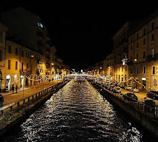 Uferstraße am Alzaia Naviglio bei Nacht