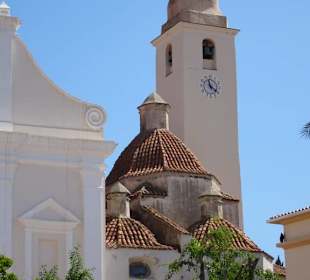 Glockenturm und Seitenkapellen