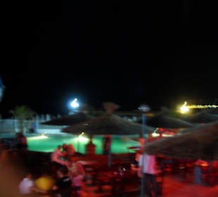 Blick auf den Außenbereich mit Pool