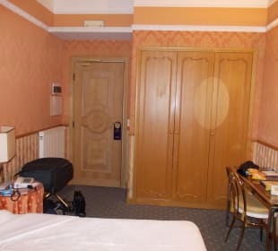 Eingangstür, Schrank