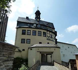 Schloßeingang mit Amtshaus