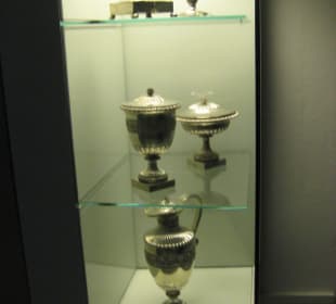 Im Eingangsbereich / Vitrine hinter dem Altar