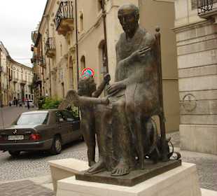 Statue von Papst Celestino in der Nähe des B&B Grancia dei C