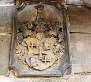 Über dem Eingang in Sandstein