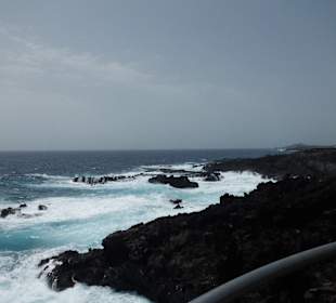 Die Brandung an der Felsküste