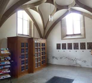 Innen mit Kreuzugbronetafeln an der Wand