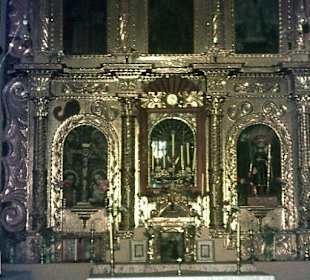 Der vergoldete Altar in der Kirche von Uquia