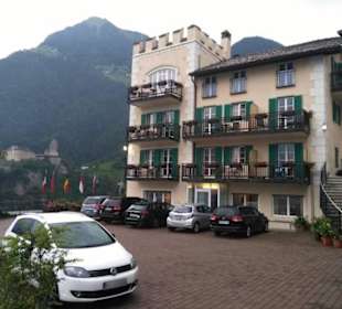 Hintere Hotelansicht mit Parkplatz