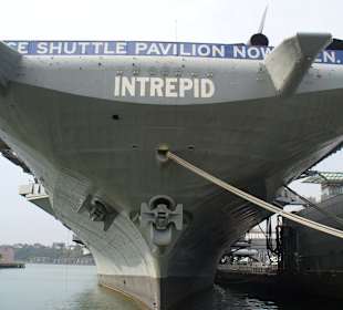 Die USS Intrepid im Hudson River