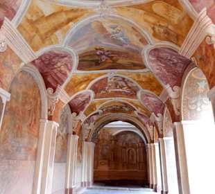 Kreuzgänge mit Fresken