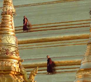 Mönche umkreisen die Pagode