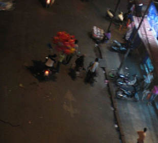 Das Straßenbild von der Dachterrasse aus.