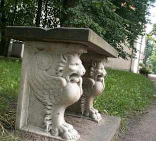 Rzeźbione kamienne ławki