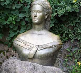 Statue der Kaiserin Sissi in den Gärten